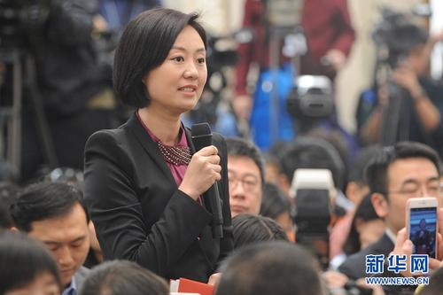 　3月2日，全國政協十二屆五次會議新聞發布會在北京人民大會堂舉行，大會新聞發言人王國慶介紹會議有關情況并回答中外記者提問。圖為中央電視臺記者提問。