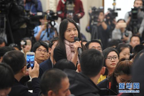 　　3月2日，全國政協十二屆五次會議新聞發布會在人民大會堂一層新聞發布廳舉行。圖為香港商報記者提問。