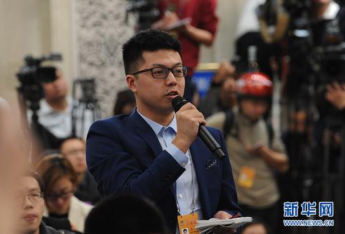 　　　　3月2日，全國政協十二屆五次會議新聞發布會在北京人民大會堂舉行，大會新聞發言人王國慶介紹會議有關情況并回答中外記者提問。圖為南方都市報記者提問。