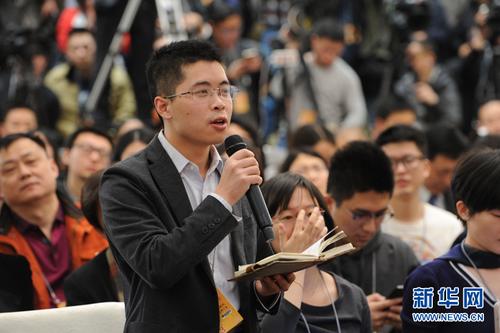 　　3月2日，全國(guó)政協(xié)十二屆五次會(huì)議新聞發(fā)布會(huì)在人民大會(huì)堂一層新聞發(fā)布廳舉行。圖為光明日?qǐng)?bào)記者提問。