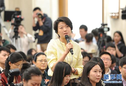 　　　　3月2日，全國政協十二屆五次會議新聞發布會在北京人民大會堂舉行，大會新聞發言人王國慶介紹會議有關情況并回答中外記者提問。圖為中國國際廣播電臺記者提問。