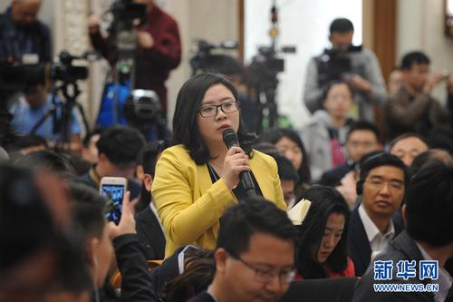 3月2日，全國政協十二屆五次會議新聞發布會在人民大會堂一層新聞發布廳舉行。圖為團結報記者提問。