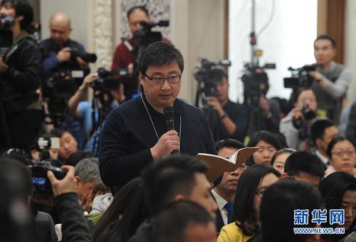 3月2日，全國(guó)政協(xié)十二屆五次會(huì)議新聞發(fā)布會(huì)在北京人民大會(huì)堂舉行，大會(huì)新聞發(fā)言人王國(guó)慶介紹會(huì)議有關(guān)情況并回答中外記者提問(wèn)。圖為農(nóng)民日?qǐng)?bào)記者提問(wèn)。