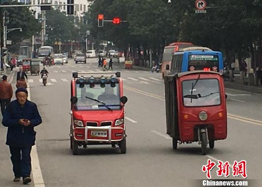 營山縣城滿街跑的的電動(dòng)三四輪車。　劉忠俊 攝