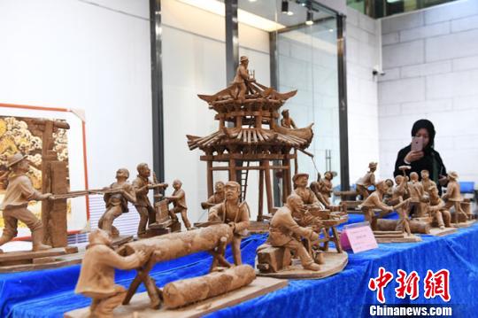 經過連日的比手藝亮絕活，來自甘肅省13個市州“能工巧匠”的130件工藝精品獲得第14屆甘肅省工藝美術“百花獎”。　楊艷敏 攝