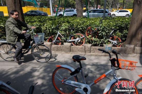 南京一慢車道遭遇共享單車“占領(lǐng)”。<a target='_blank' href='http://www.chinanews.com/'>中新社</a>記者 泱波 攝