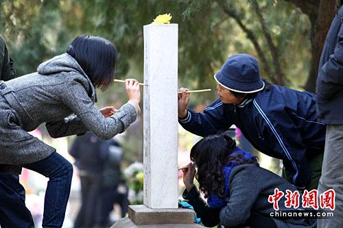 圖為眾多民眾來(lái)到陵園為親人祭掃。<a target='_blank' href='http://www.chinanews.com/'>中新社</a>發(fā) 富田 攝