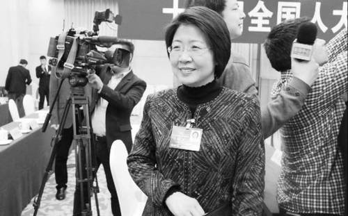 作為為數(shù)不多的來(lái)自礦業(yè)城市的女性全國(guó)人大代表，昔日趙海燕頗受關(guān)注。