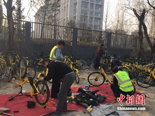 在北京某個(gè)共享單車維修點(diǎn)，修車師傅正在工作。<a target='_blank' href='http://www.chinanews.com/' >中新網(wǎng)</a> 吳濤 攝