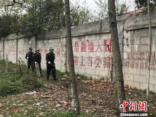 村民搭梯引游客翻墻進(jìn)西安秦嶺野生動(dòng)物園5人被行拘