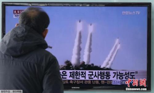 資料圖：韓國民眾在觀看朝鮮發射短程導彈的電視新聞。