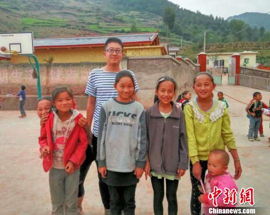 圖為楊早龍和大涼山的孩子們在一起。　受訪者供圖 攝