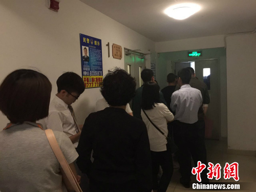 北京某公租房項目管理處排隊受理現(xiàn)場。<a target='_blank' href='http://www.chinanews.com/' >中新網(wǎng)</a> 種卿攝