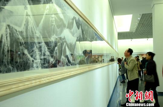 觀眾在山東博物館欣賞劉國松最新作品16米長卷《喜馬拉亞四季》。　郝學娟 攝