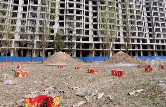 p28-1 4 月5 日，雄縣城郊雄州鎮一幢未完工的建筑。