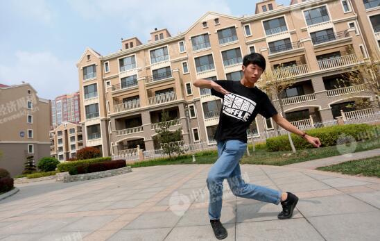 p31-2-張鵬在自家的小區內跳舞。他每天晚間在雄州公園廣場上開設舞蹈培訓班。