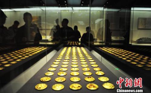 展覽中，數百件金餅、馬蹄金、麟趾金、金板等給人以視覺上的沖擊和震撼?！⒄祭?攝