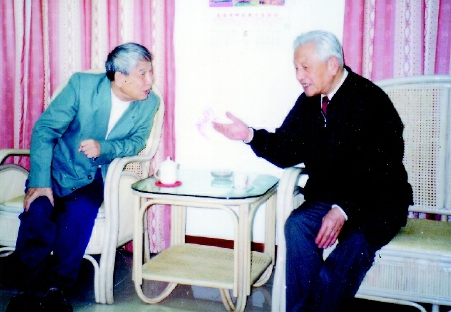 圖為2000年12月，許集美（右）和黃仲賢（左）親切交談。