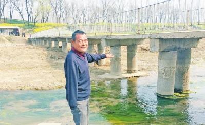 漯河一獨(dú)臂村民打工攢錢(qián)在澧河上架橋 造福兩岸村民