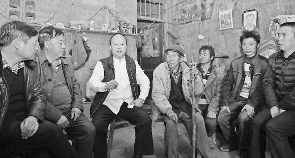 王偉（左三）與村民座談。