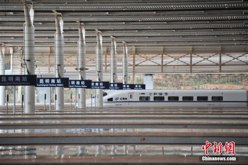 1月3日，等待上客的列車。當日，滬昆客專、云桂鐵路全線開通運營一星期，截至目前，昆明鐵路局發送旅客突破10萬人。2016年12月28日，滬昆客專、云桂鐵路全線開通運營，云南自此正式步入“高鐵時代”。<a target='_blank' href='http://www.chinanews.com/'>中新社</a>記者 劉冉陽 攝
