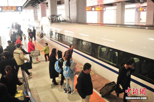 1月3日，站臺上準備上車的旅客。當日，滬昆客專、云桂鐵路全線開通運營一星期，截至目前，昆明鐵路局發送旅客突破10萬人。2016年12月28日，滬昆客專、云桂鐵路全線開通運營，云南自此正式步入“高鐵時代”。<a target='_blank' href='http://www.chinanews.com/'>中新社</a>記者 劉冉陽 攝