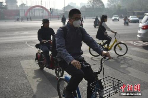 北京迎來(lái)沙塵天氣市區(qū)能見(jiàn)度降低，市民佩戴口罩出行。 <a target='_blank' href='http://www.chinanews.com/' >中新網(wǎng)</a>記者 金碩 攝