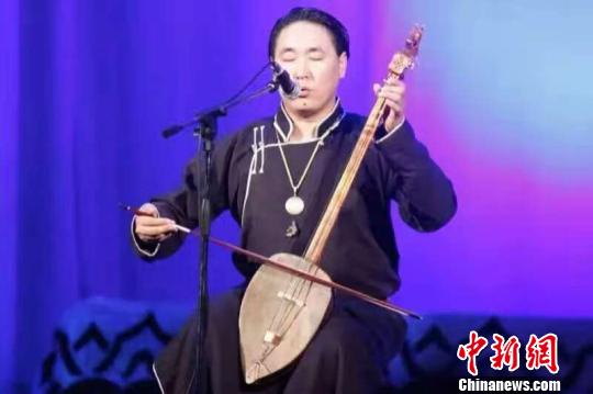 圖為青年呼麥表演者青龍的演出劇照。呼和浩特民族演藝集團(tuán) 供圖