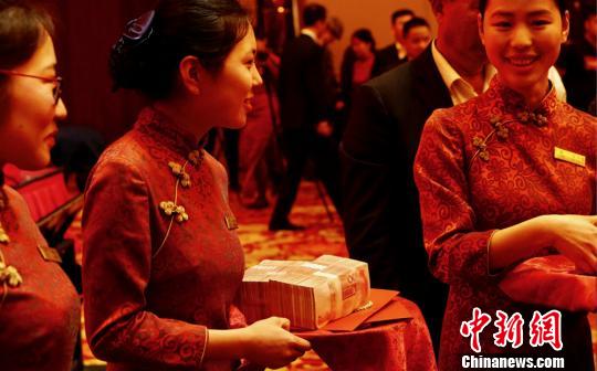 此番到會百歲老人每人都可收到10萬元愛心補貼?！O權 攝