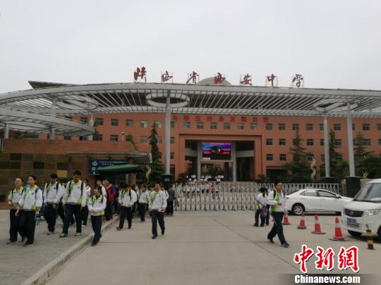 西安中學回應“規(guī)定男女交往距離3.6米”：系誤讀