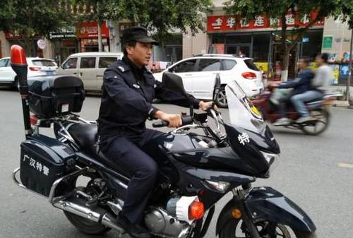 巡警累癱照走紅 網友：這位帥哥你還缺女朋友嗎（組圖）