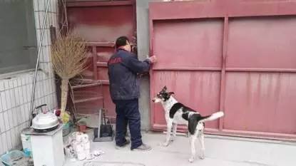 問題企業一人員強行鎖門，扣留督查人員。圖片來自環保部官方微信公眾號