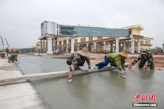 資料圖：海南博鰲機(jī)場(chǎng)工程建設(shè)。<a target='_blank' href='http://www.chinanews.com/'>中新社</a>記者 駱云飛 攝
