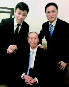 ▲譚家三代：譚元壽（中）、譚孝曾（右）、譚正巖（左）