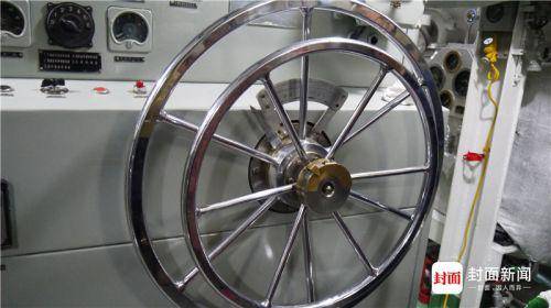 主機(jī)艙 ：通過(guò)這兩個(gè)舵輪來(lái)實(shí)現(xiàn)潛艇前進(jìn)或后退。