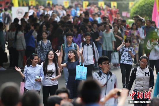 資料圖：高考考生走出考場(chǎng)。<a target='_blank' href='http://www.chinanews.com/'>中新社</a>記者 泱波 攝