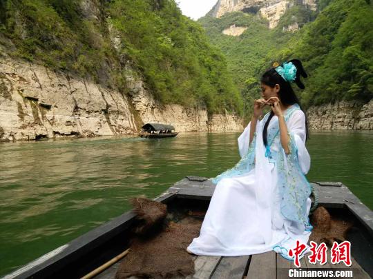 山水美人，相得益彰?！↑S英 攝