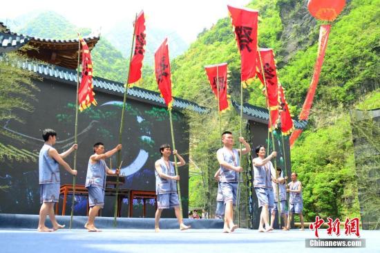 資料圖：4月18日，第五屆長江三峽（巴東）纖夫文化旅游節在湖北巴東開幕。巴軒 攝