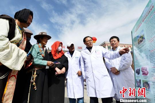圖為青海省人民醫(yī)院醫(yī)務人員下鄉(xiāng)宣介疾病防控知識。　孫瑩 攝