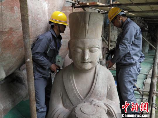 圖為文物修復工作人員正在對大足石刻臥佛進行前期治水工程和三維測繪。　大足石刻研究院 攝