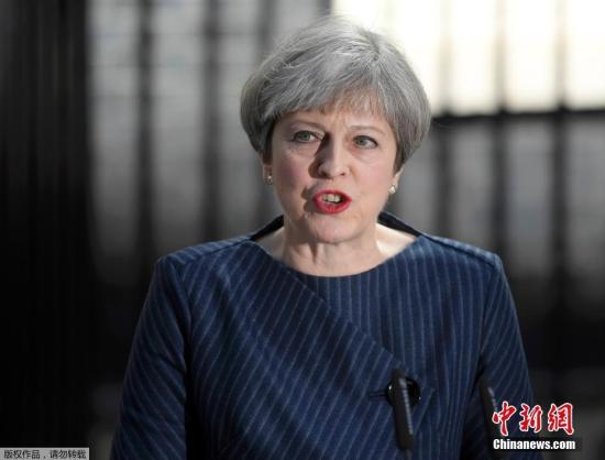 當(dāng)?shù)貢r(shí)間4月18日，英國(guó)首相特蕾莎·梅在首相官邸前發(fā)表聲明，宣布將在6月8日提前大選。報(bào)道稱(chēng)，英國(guó)首相府此前尚未透露特蕾莎·梅將發(fā)表的聲明的具體內(nèi)容，但這一舉動(dòng)“不同尋常”。此前，特蕾莎·梅一直表示自己將不參與2020年英國(guó)大選。
