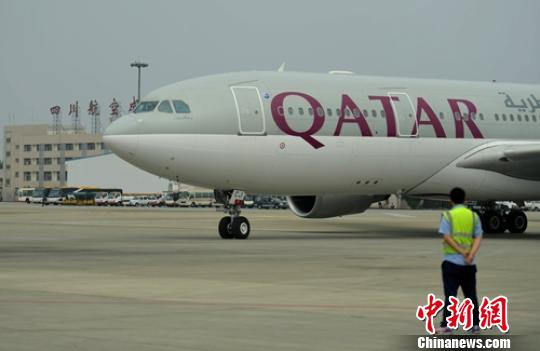 丹麥首相拉斯穆森乘專機抵達成都?！⒅铱?攝