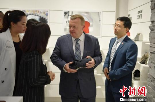 丹麥首相拉斯穆森在成都太古里丹麥零售品牌店了解情況?！⒅铱?攝