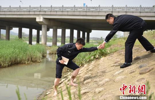 圖為：臧建軍勘察河道現場。　邢樂一 攝