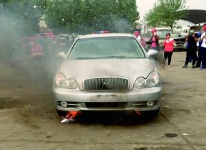 北京90余輛大巴私家車燒成空殼：楊絮遇明火轟燃