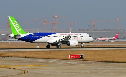 C919在浦東國際機場跑道滑行測試。