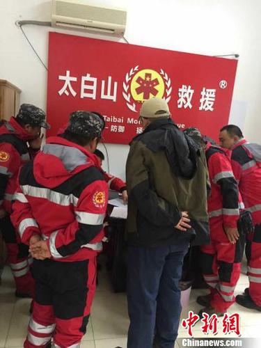圖為救援隊準備開展救援?！￡兾魇锕饩仍牴﹫D 攝