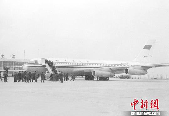 “運(yùn)-10”在哈爾濱機(jī)場 資料圖 攝