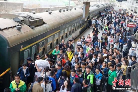 資料圖：5月1日是“五一”小長(zhǎng)假的最后一天，中國(guó)鐵路客流保持高位運(yùn)行。 張?jiān)?攝