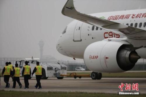 5月5日，中國國產(chǎn)大型客機(jī)C919將在上海浦東國際機(jī)場首飛。圖為C919靜待首飛。楊駿 攝